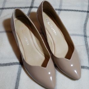CL by Laundry beige wedge shoe 6m